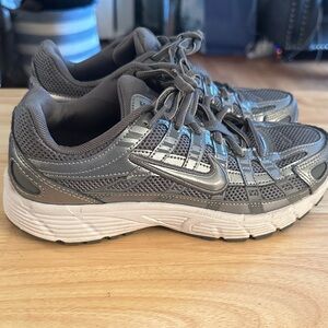 Nike Kids Sneakers in Silver and Gray